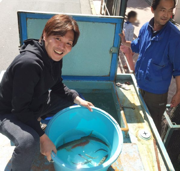 海で釣った魚！そのままざうおの生け簀に入れられるかチャレンジ  