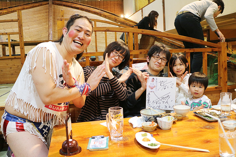 「ばってんぶらぶら」選手が再び　ざうお天神店に登場！！