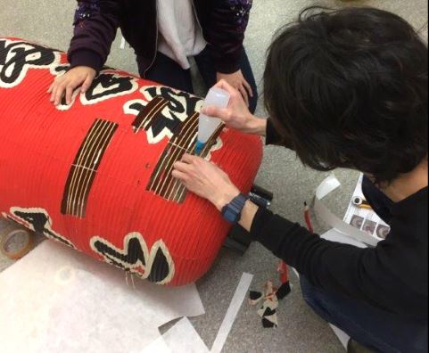 お店の提灯を自分たちの手で修復！