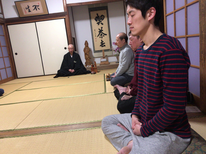 煩悩を取り払え！～座禅体験～
